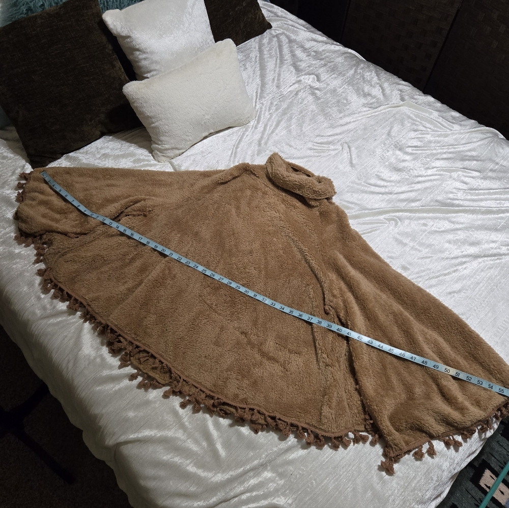 Cozy Tan Poncho with Tassels EUC Worn Once!!! Size L - Picture 8 of 13